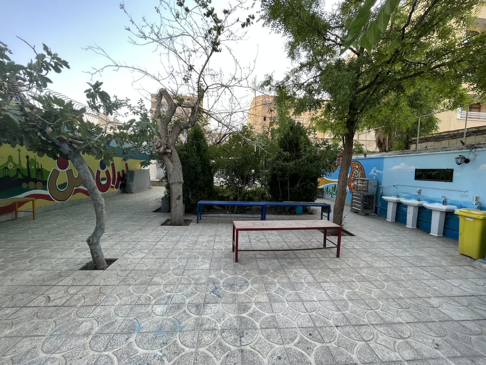 حیاط مدرسه